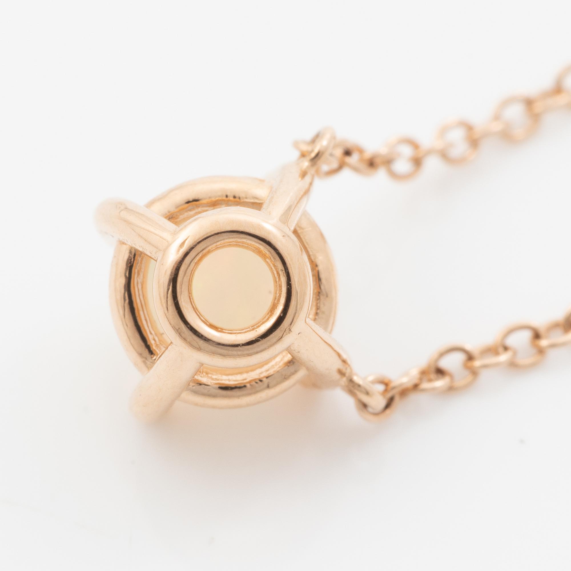 18K gold necklace with opal.