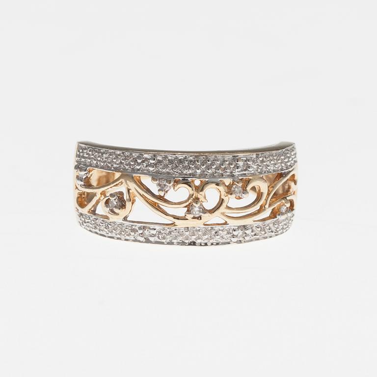 RING, 14K guld, små diamanter, tot. ca 0,10 ct. Vikt 3,1 g.