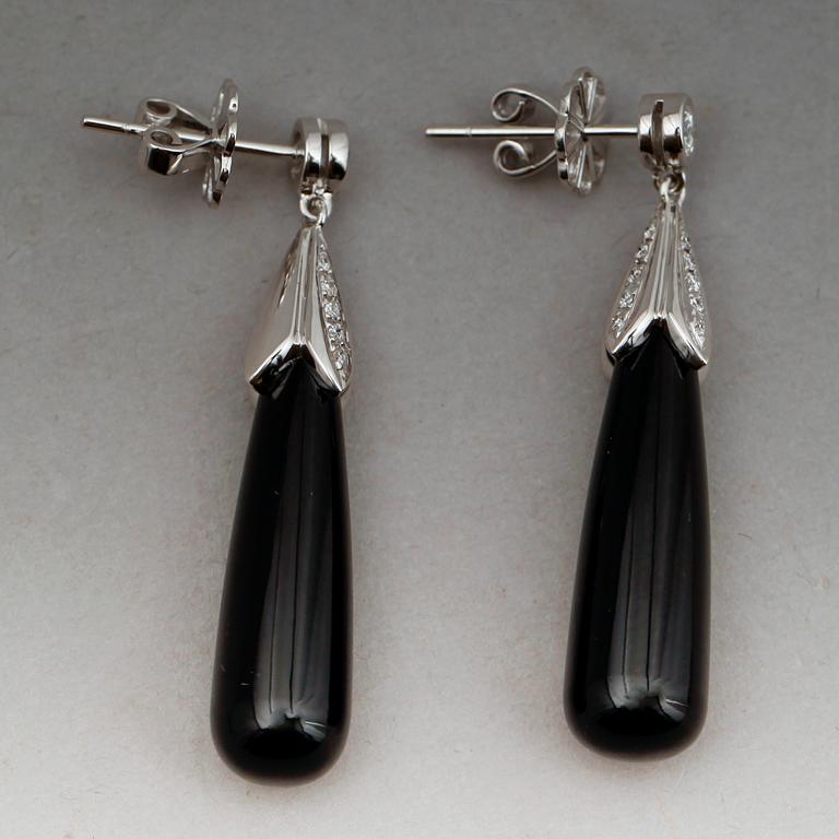 ÖRHÄNGEN, 1 par, 18 k vitguld, svarta agater ca 27,0 ct samt briljanter tot ca 0,36 ct.
