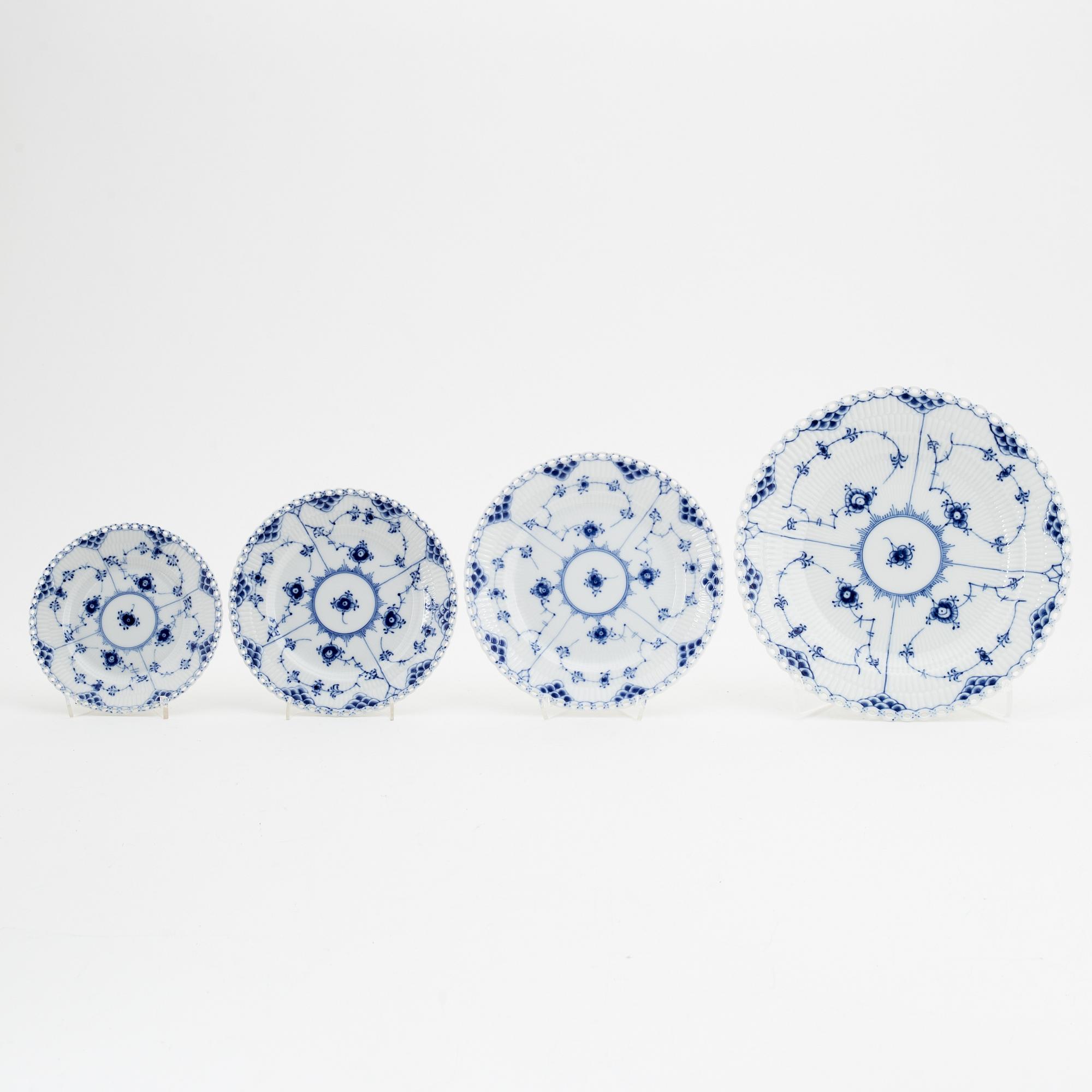 Matservis, 107 delar, porslin, "Musselmalet", Royal Copenhagen, Danmark.