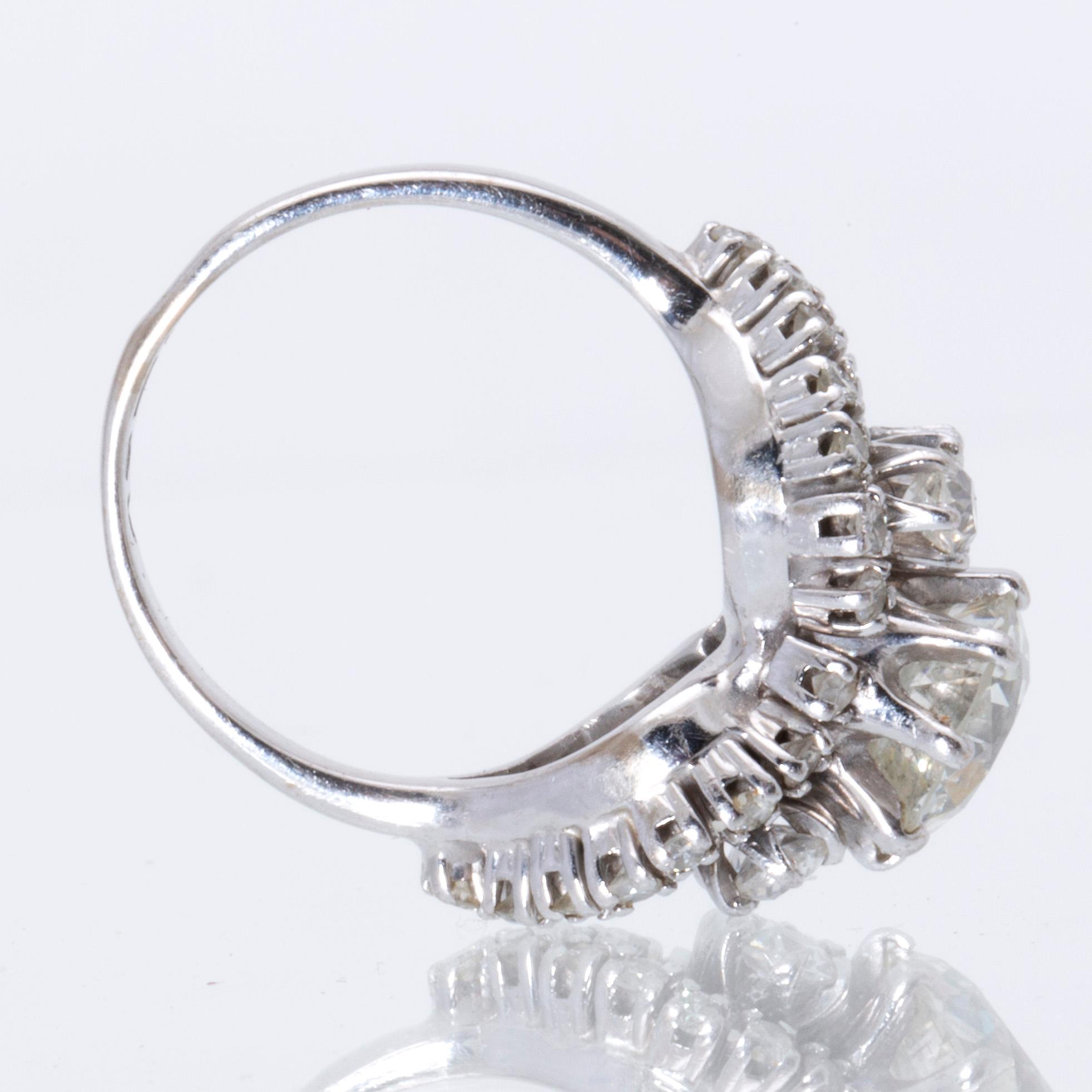 Ring 18K whitegold 1 old-cut diamond approx 2,40 ct approx H - I, old-and brilliant-cut diamonds approx 1 ct.