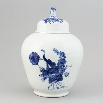 A 75 pcs Royal Copenhagen "Blå Blomst" porcelain part coffee service.