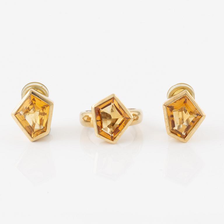 A ring and a pair of earrings in 18K gold with faceted citrine.