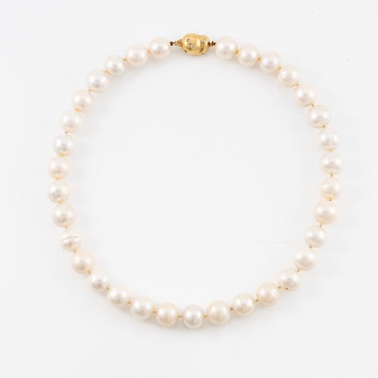 Pearl necklace, cultured freshwater pearls, clasp by Jarl Sandin in 18K gold with small brilliant-cut diamonds.