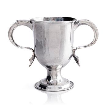 357. A Brittish 18th century two-handled silver cup, mark of Joshua Lejeune, London 1790.