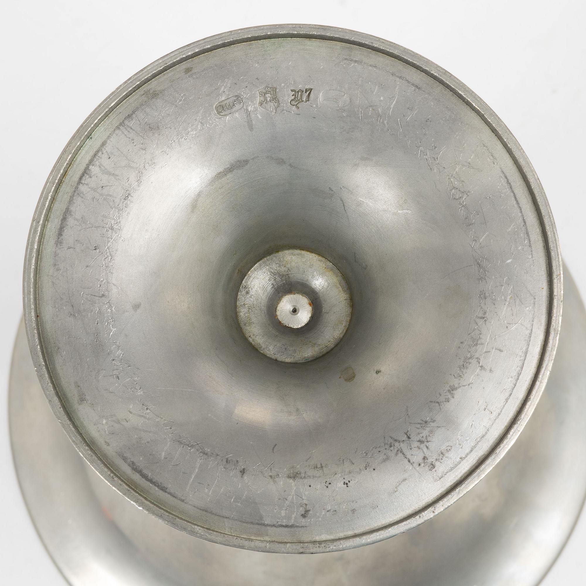 Edvin Ollers, A pair of similar pewter vases, Schreuder and Olsson, Stockholm, 1925.