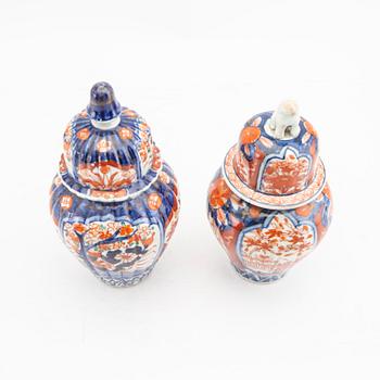 A set of seve Japanese Imari porcelain urns av vases 19th/20th century.