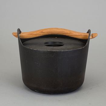 TIMO SARPANEVA, 4 stycken grytor, gjutjärn och emalj, Rosenlew, Finland.