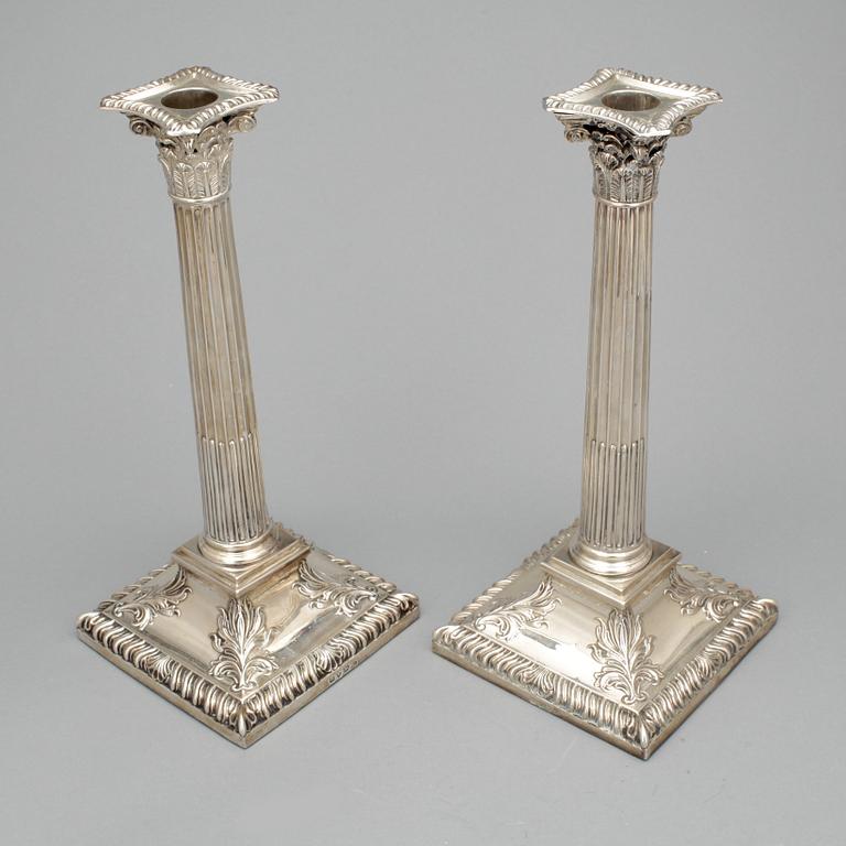 LJUSSTAKAR, ett par, silver, okänd mästare (S I), London, 1771.