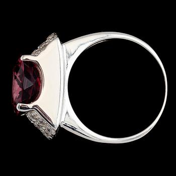 RING, vitguldspläterat sterlingsilver, lila/rosa morganit ca 5.45 ct, vita safirer tot ca 0.28 ct.