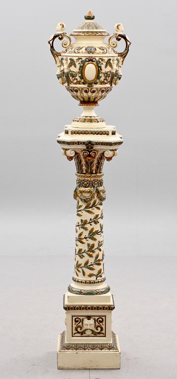 PIEDESTAL med URNA, flintgods, Rörstrand, 1800-talets slut.