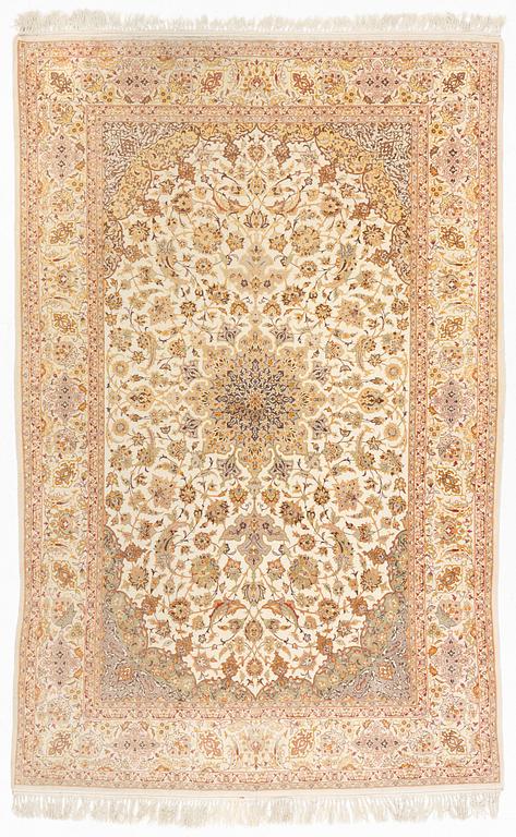 Carpet, Isfahan, approx. 244 x 157 cm.