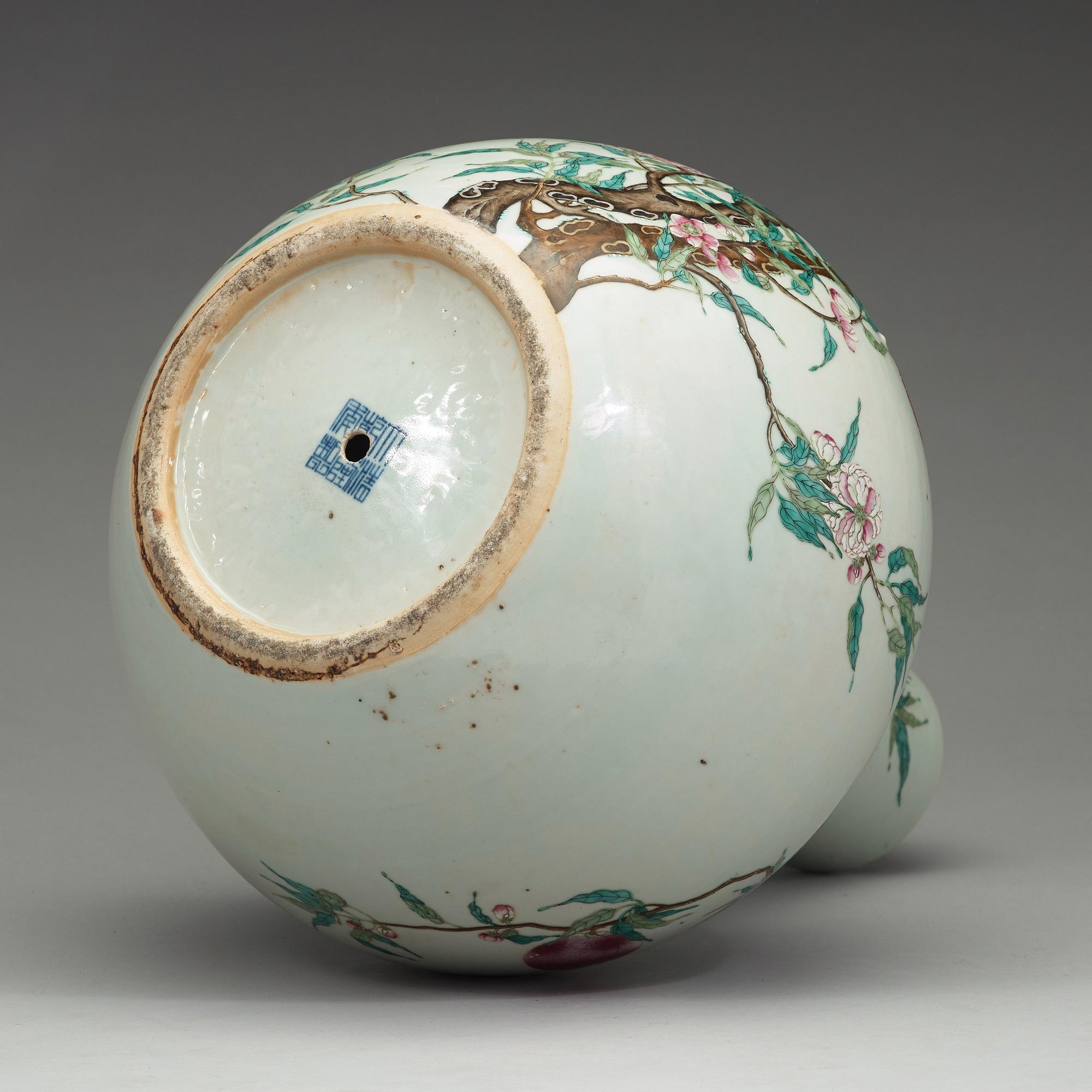 GOLVVAS, porslin. Qingdynastin, omkring 1900 med märke.