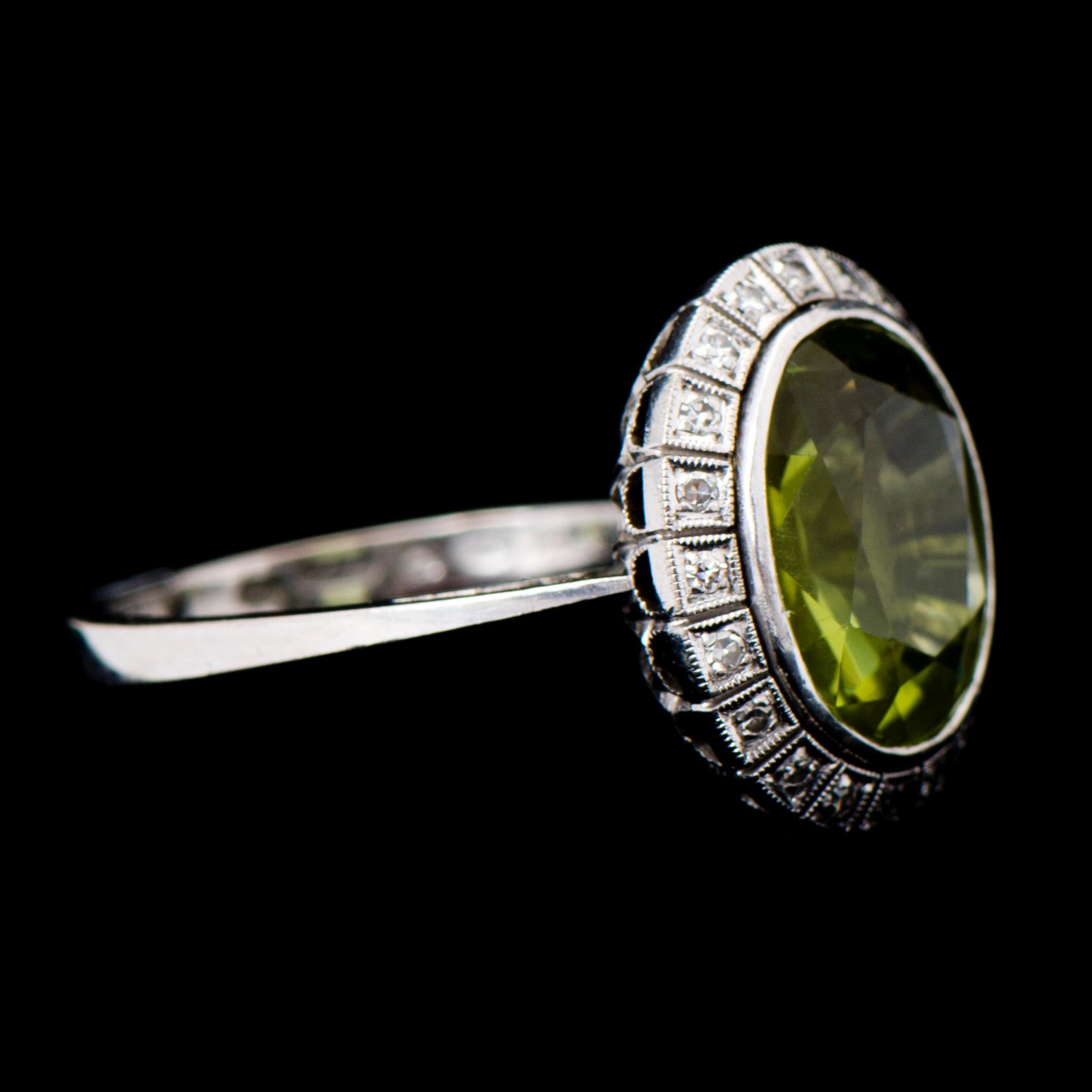 A RING, facetted peridote, 8/8 cut diamonds, 18K white gold. Joensuun Kultaseppä, 1977.