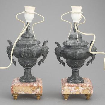 BORDSLAMPOR, ett par, metall och marmor, sent 1800-tal.