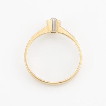 Ring in 18K gold with a brilliant-cut diamond.