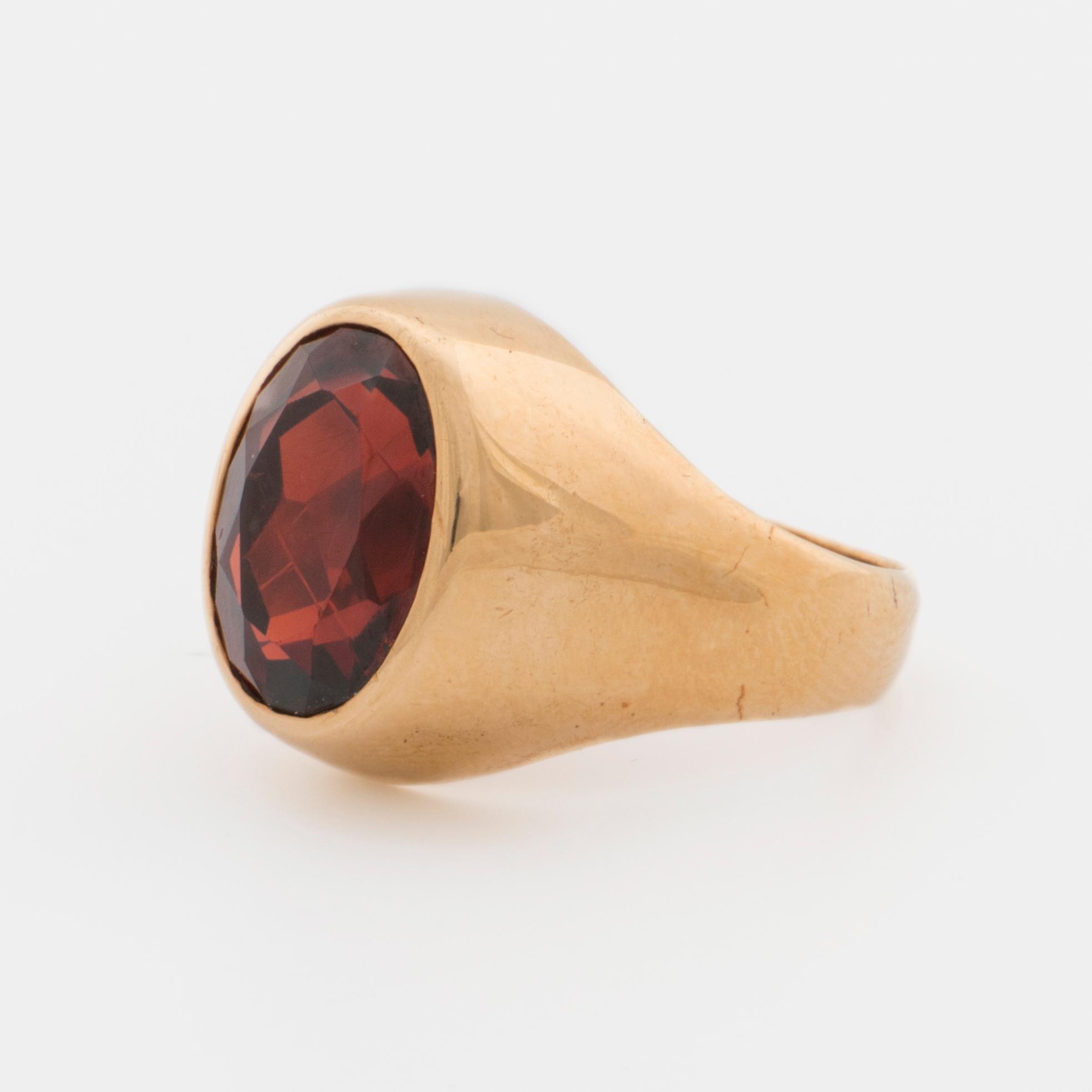RING 18K guld almandin granat.