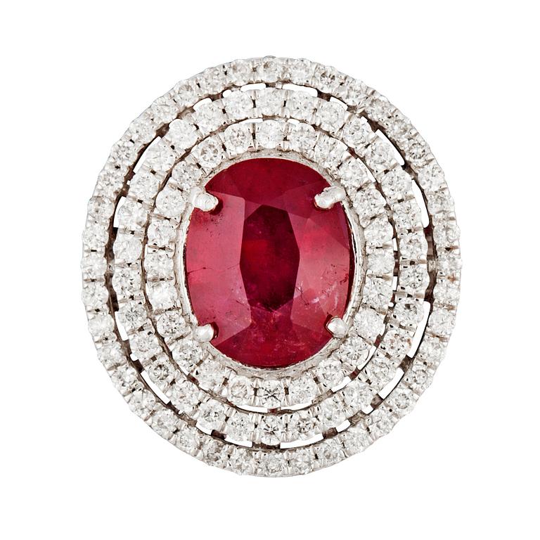 RING, 18K vitguld. Rubin 3.78 ct, och briljantslipade diamanter, 1.36 ct. Storlek 17. Vikt 9,0 g.