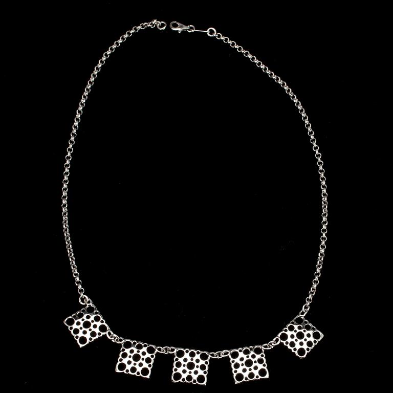 KAULAKORU, hopeaa, Liisa Vitali, Kultakeskus. 1900-luvun loppu/200-luvun alku. Paino 11,7 g.