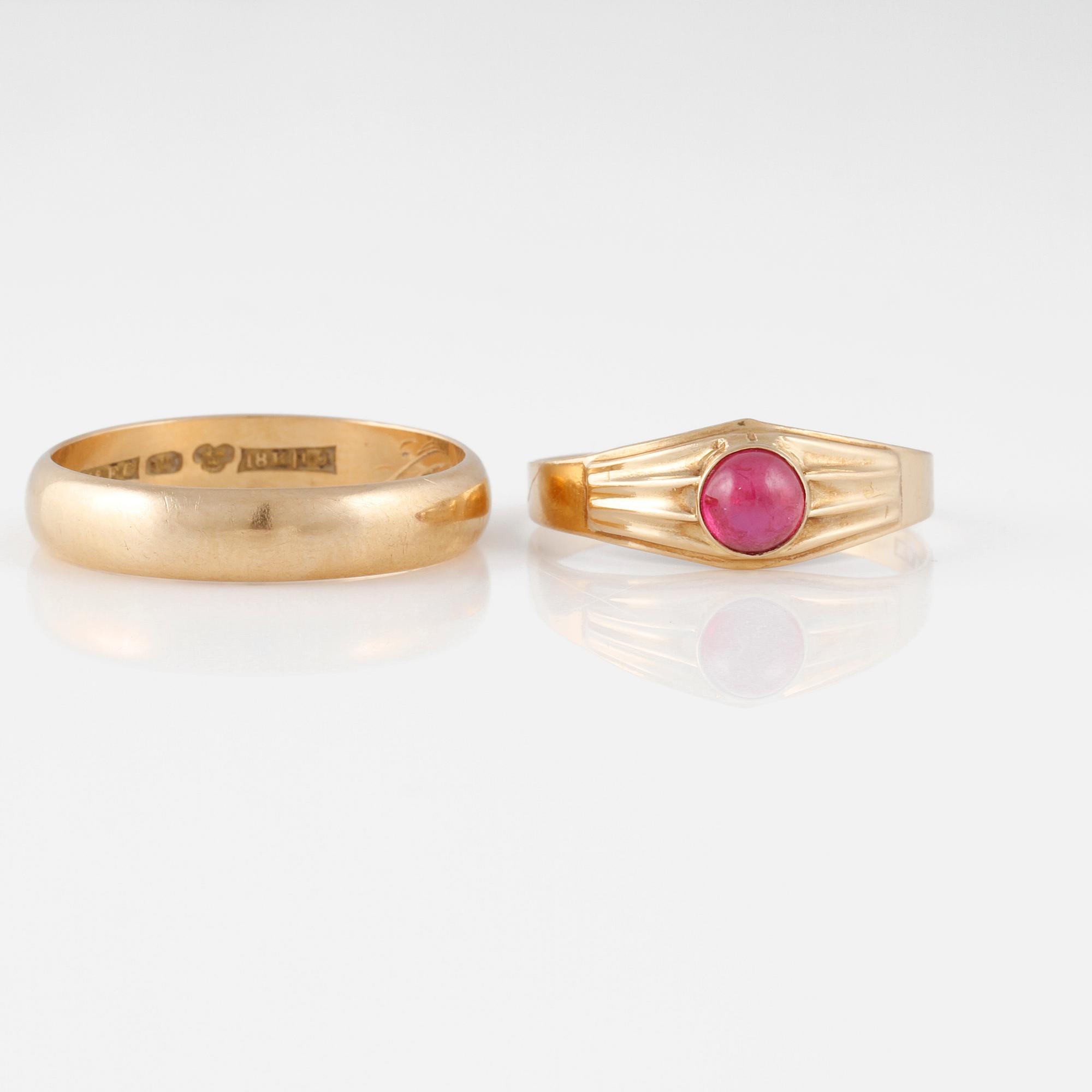 RINGAR, 2 st, 18K guld samt syntetisk röd sten, svenska stämplar. Vikt 6,4 gram.