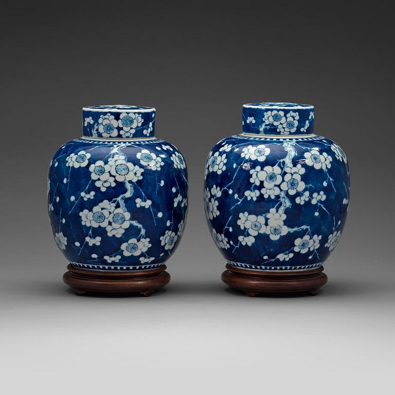 A pair of blue and white jars with covers, Qing dynasty 19th century.