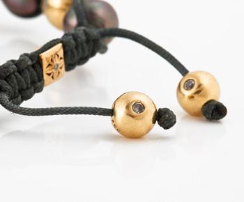 A Shamballa Jewels bracelet with cultured pearls and brilliant-cut diamonds.