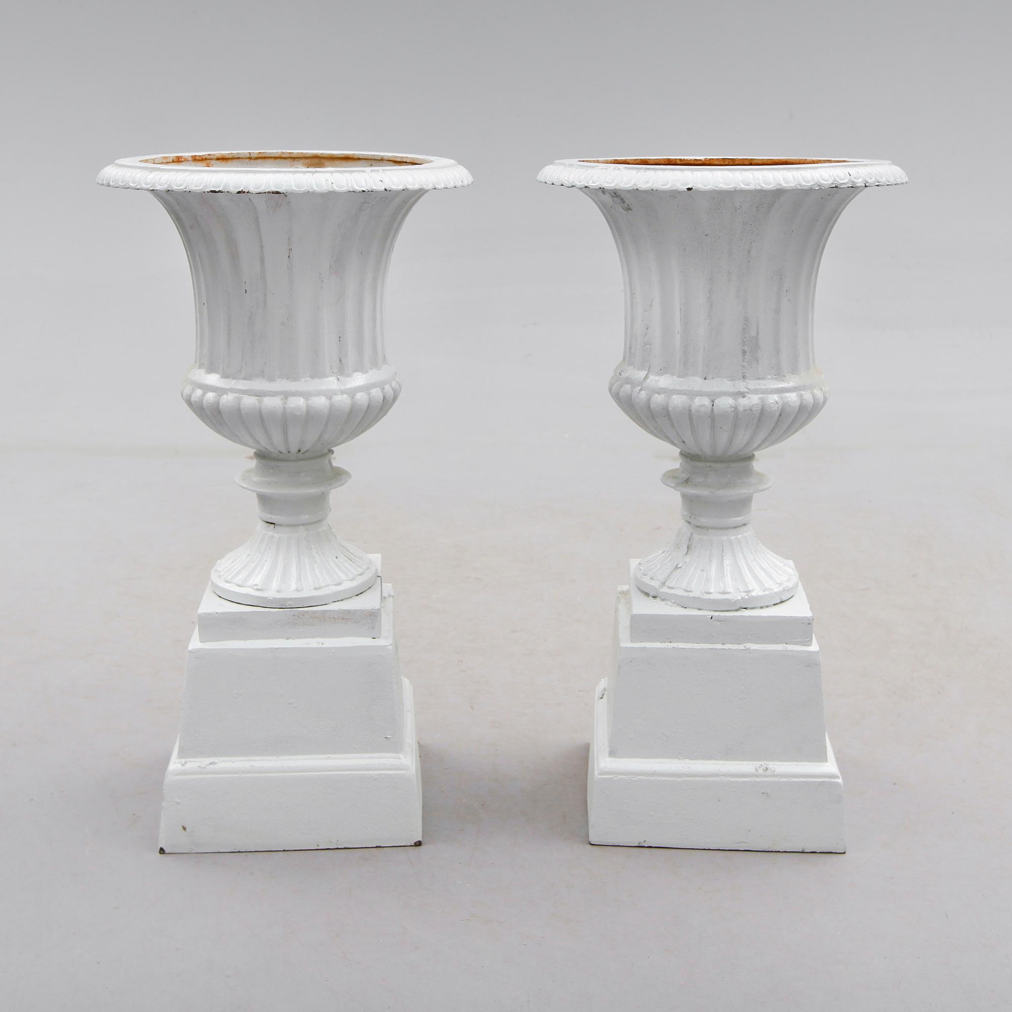 TRÄDGÅRDSURNOR, 1 par, gjutjärn, empirestil, 1900-tal.