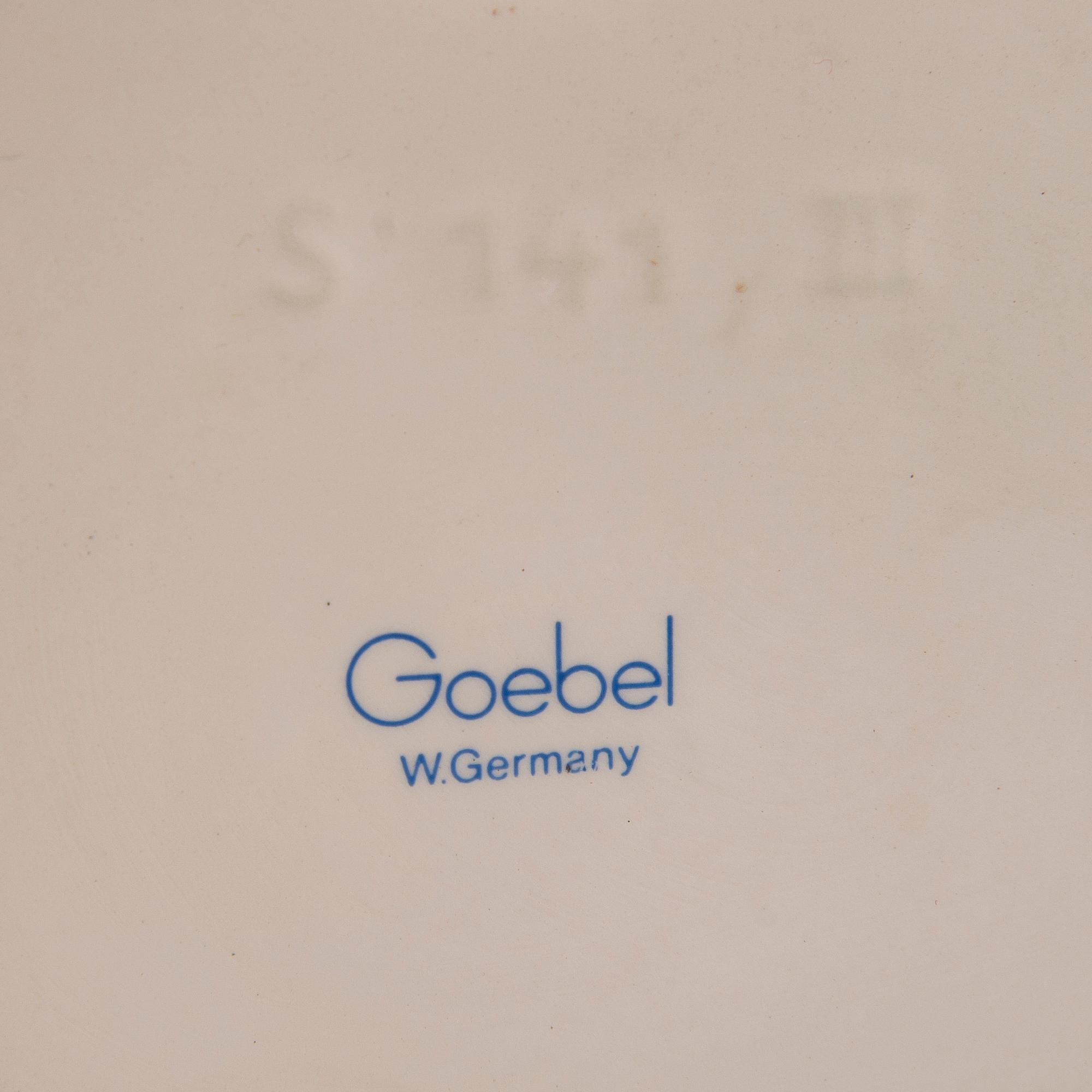 PORSLINFÖREMÅL, 9 delar, Goebel, Tyskland.