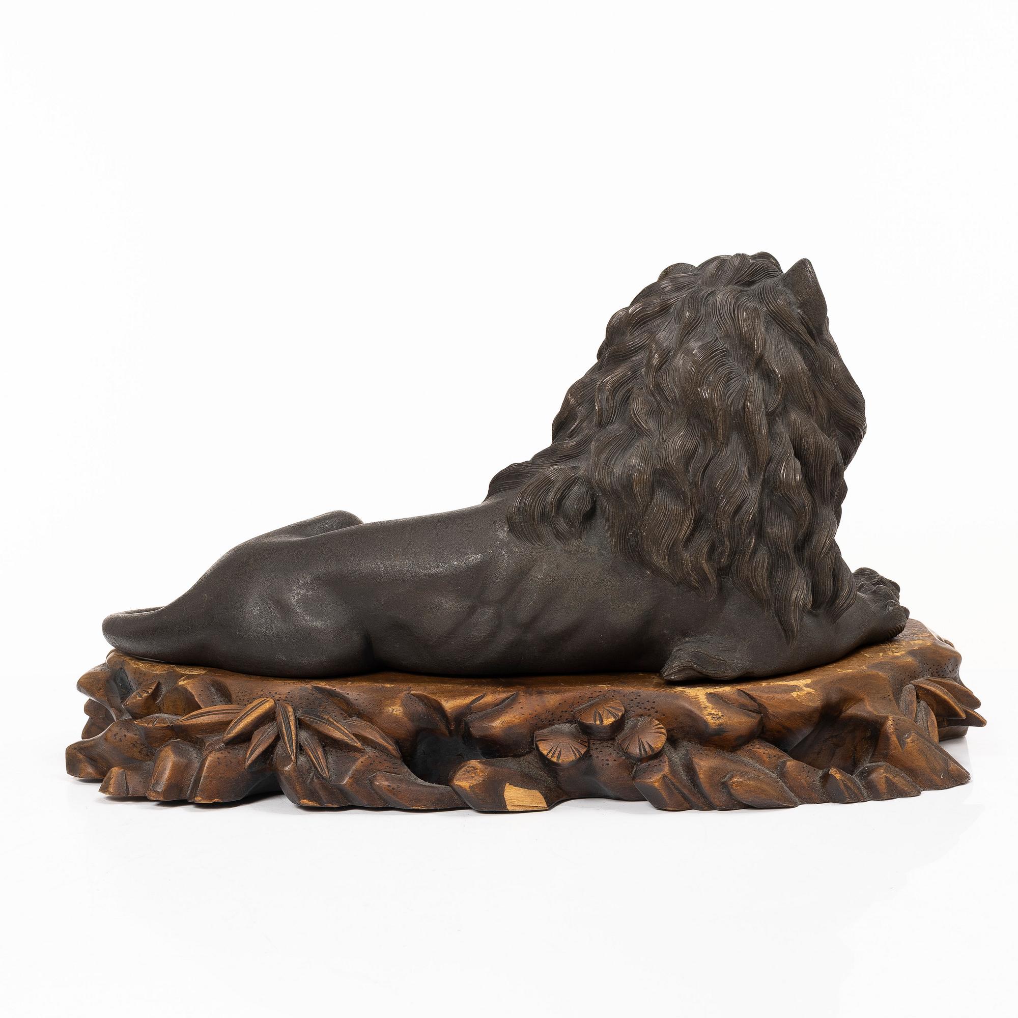 A pair of Japanese bronze lions, Meiji (1868-1912). Signed.