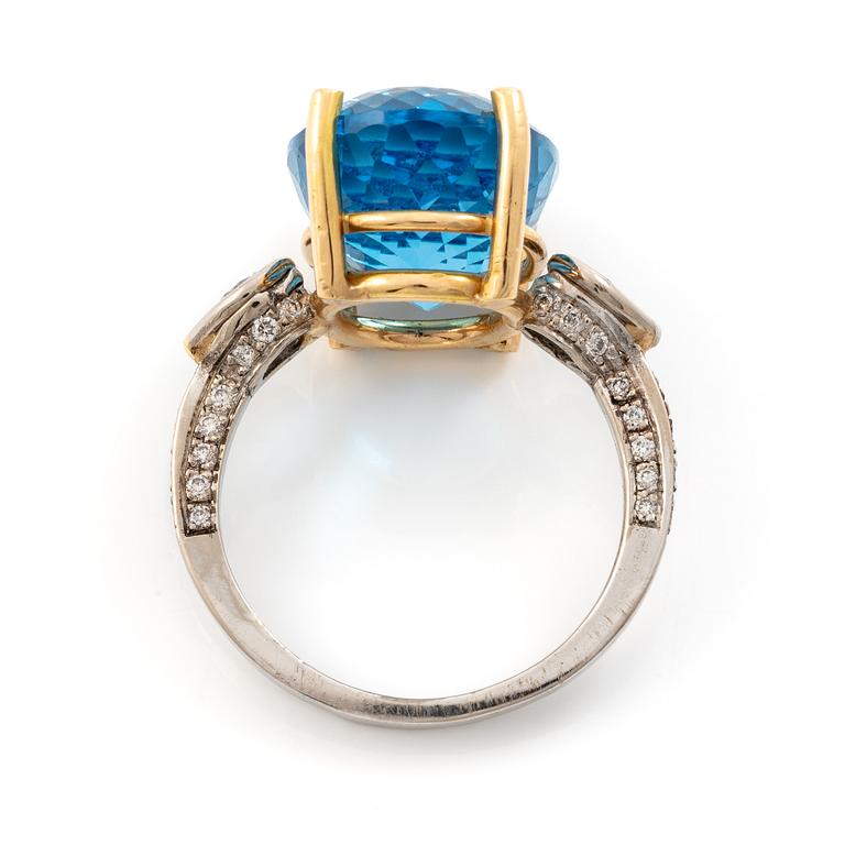 Ring, Mandelstam, 18K gold and white gold with blue topaz and brilliant-cut diamonds.