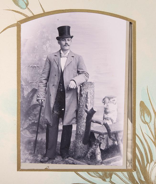 FOTOALBUM, jugend, omkring år 1900.