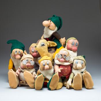 DOCKOR, 9 st, papier-maché och tyg, 1950-tal.