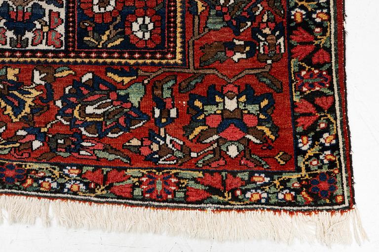 A Chahâr Mahal Bakhtiar carpet, semi-antique, c. 290 x 210 cm.