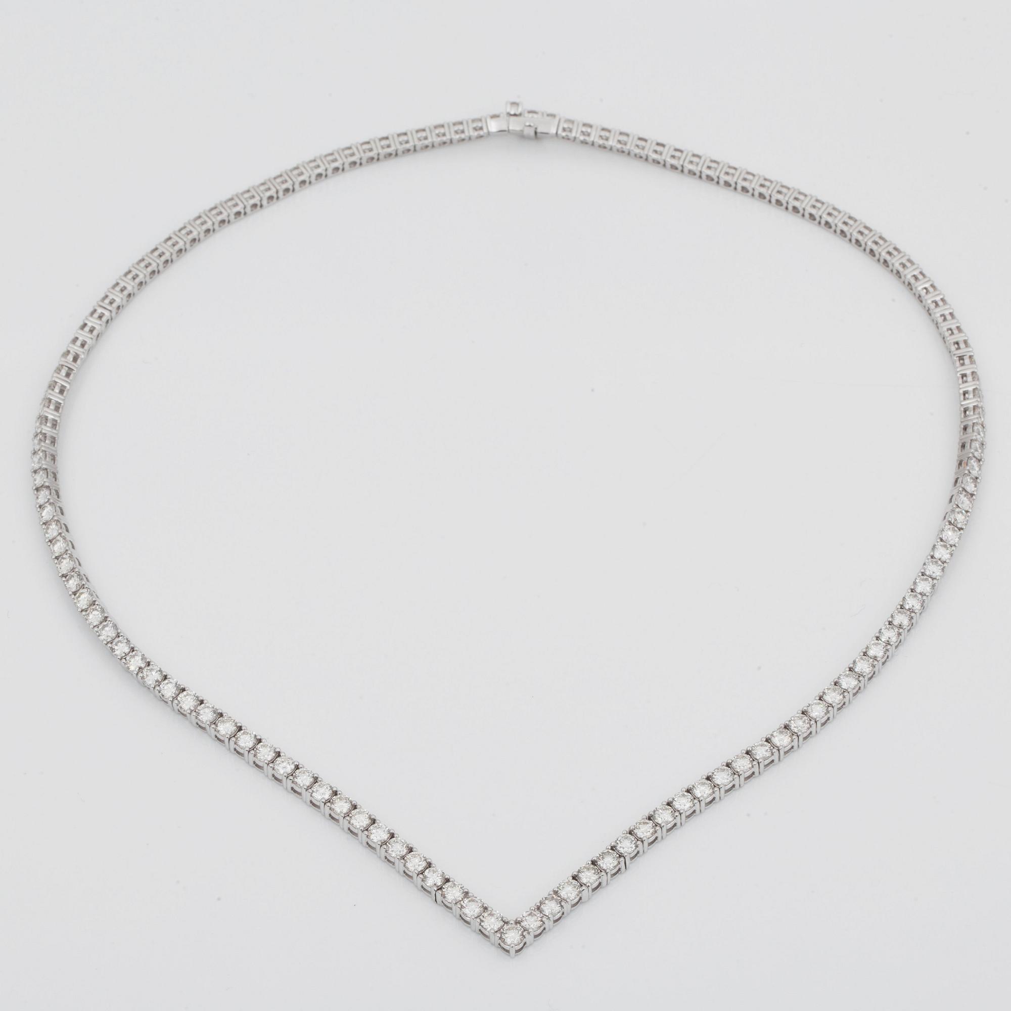 A brilliant-cut diamond necklace, 13.76 cts in total.