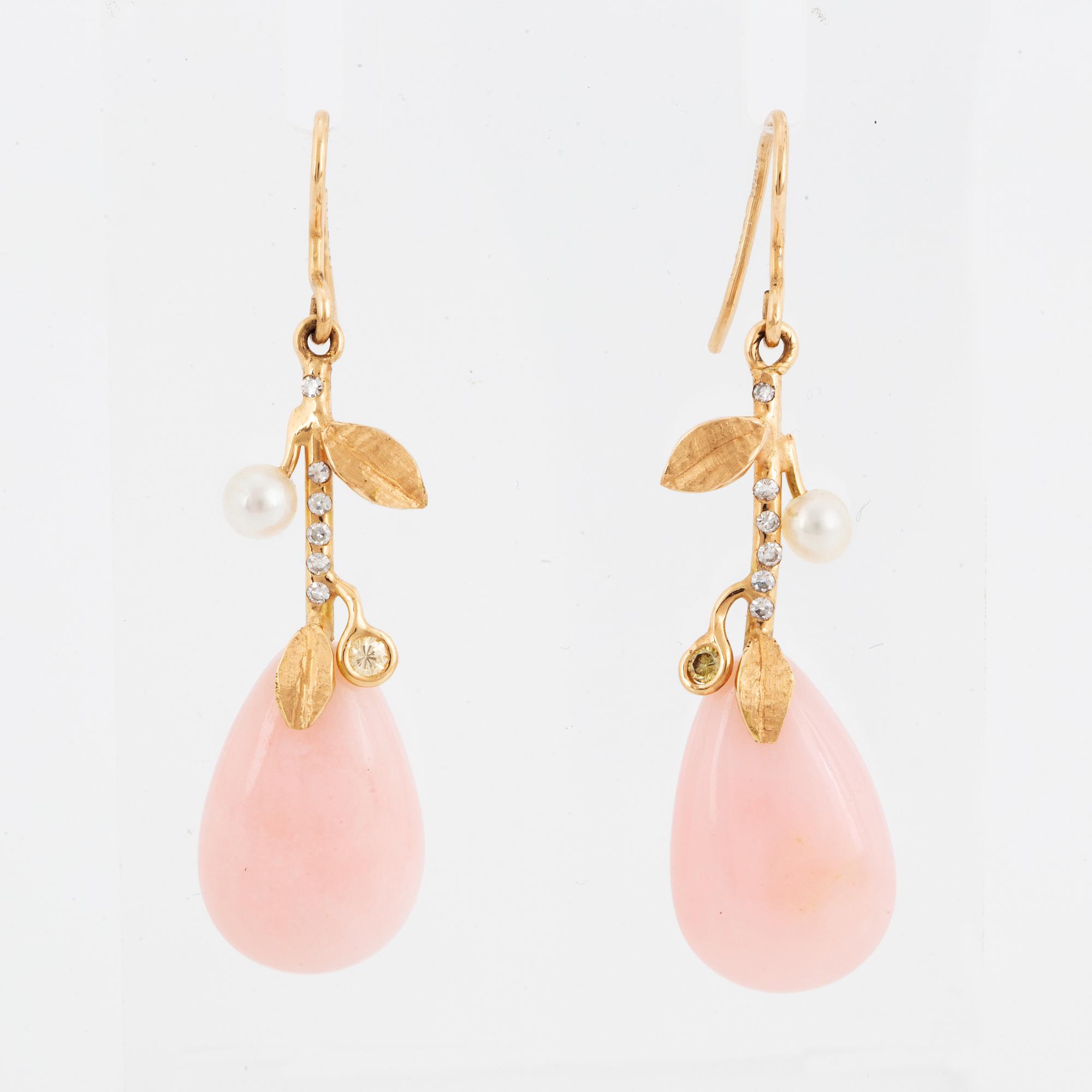 ÖRHÄNGEN, med rosa droppformade opaler, pärlor och diamanter.