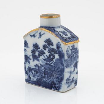 A tea caddy, a jar and a serving dish, Qing dynasty, 18th/19th Century.