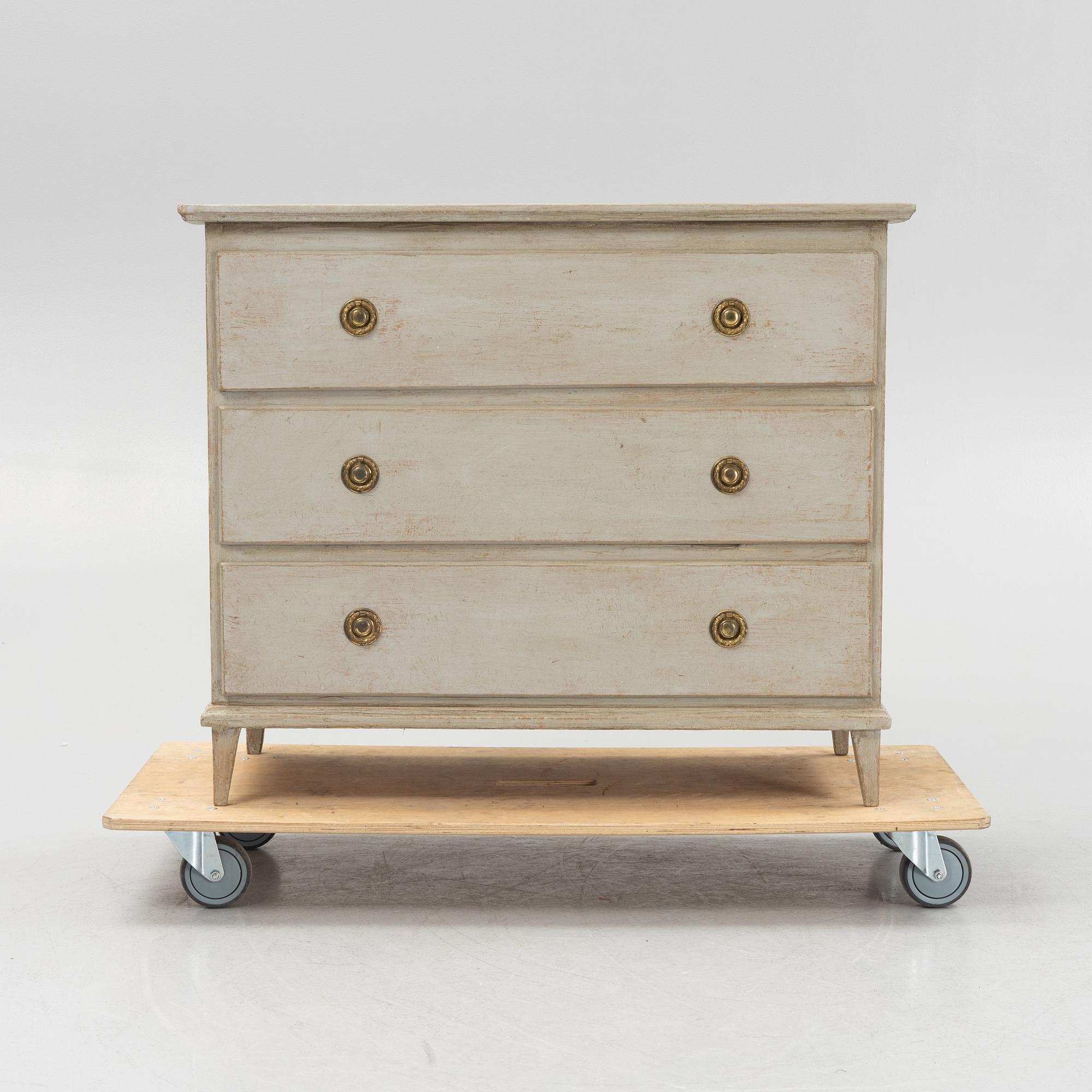 Chest of drawers, early 19th century.