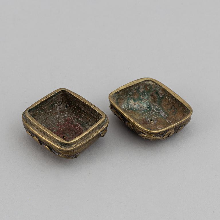 Two bronze boxes with covers, including Qing dynasty.