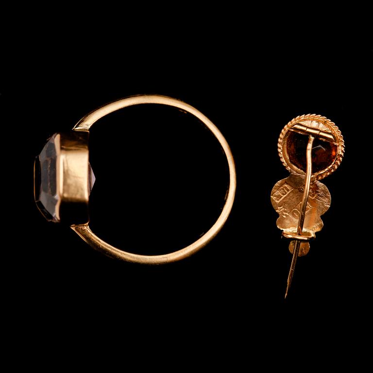 RING OCH BROSCHNÅL, 18 k guld. Tot vikt 4 g.
