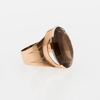 RING, fasettslipad rökkvarts, 14K guld, Helsingfors 1958.