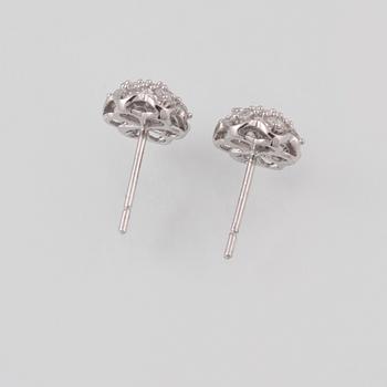 ÖRHÄNGEN, 18K vitguld med briljantslipade diamanter ca 0.59 ct. Vikt 2,0 gram.