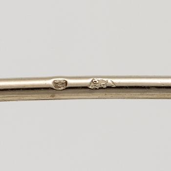 A brooch in platinum in the form of a bow with rubies and diamonds, likely from the 1950s.