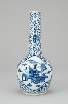 VAS, porslin. Kangxi-stil, 1800-tal.