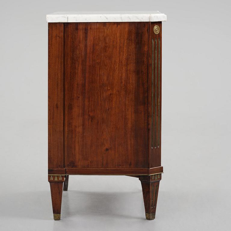 A late Gustavian mahogny commode.