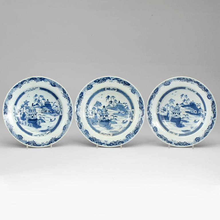 TALLRIKAR, djupa, 3 st, porslin. Qing dynastin, Qianlong (1736-95).