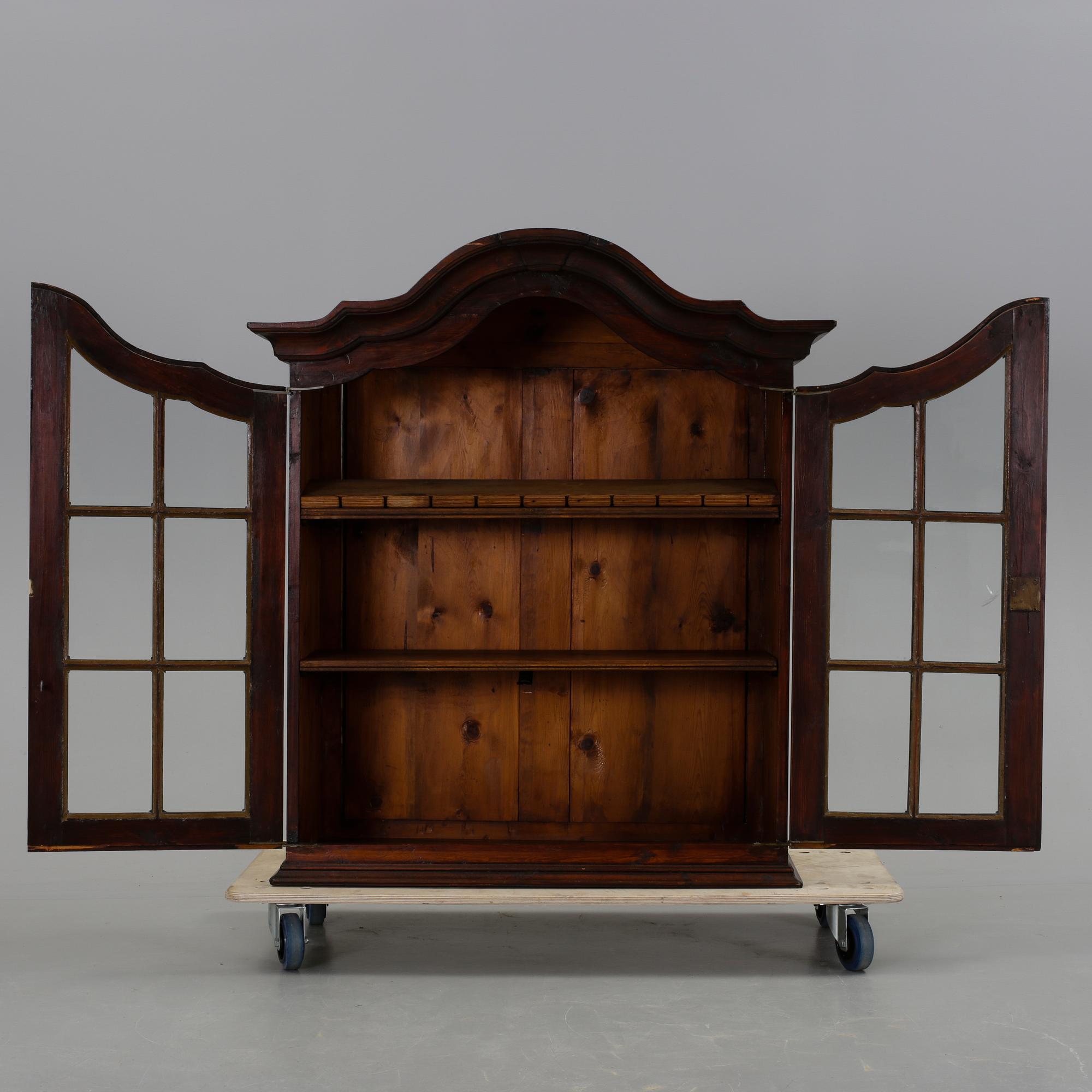 VITRINSKÅP, 1800-tal.