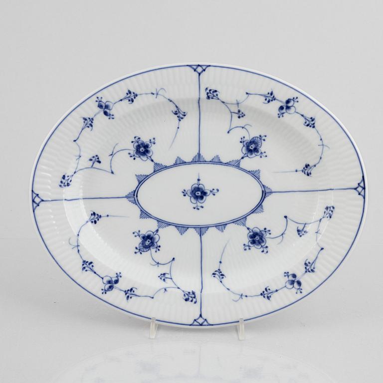 Four porcelain serving dishes and a fish platter, half-lace "Musselmalet", Royal Copenhagen, Denmark, 1894-1923.