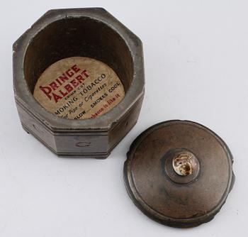 TOBAKSBURK, kalksten, 1800-talets första hälft.