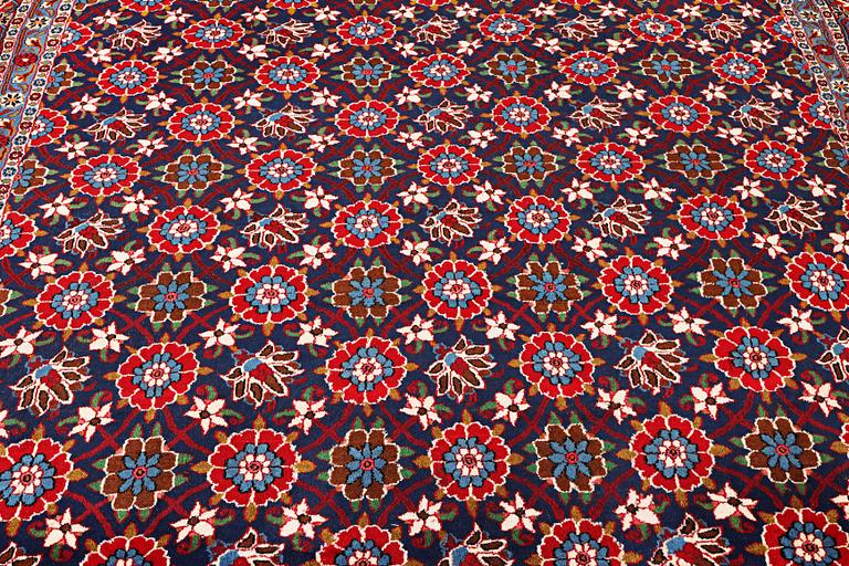 A semi-antique Varamin carpet, a. 339 x 233 cm.