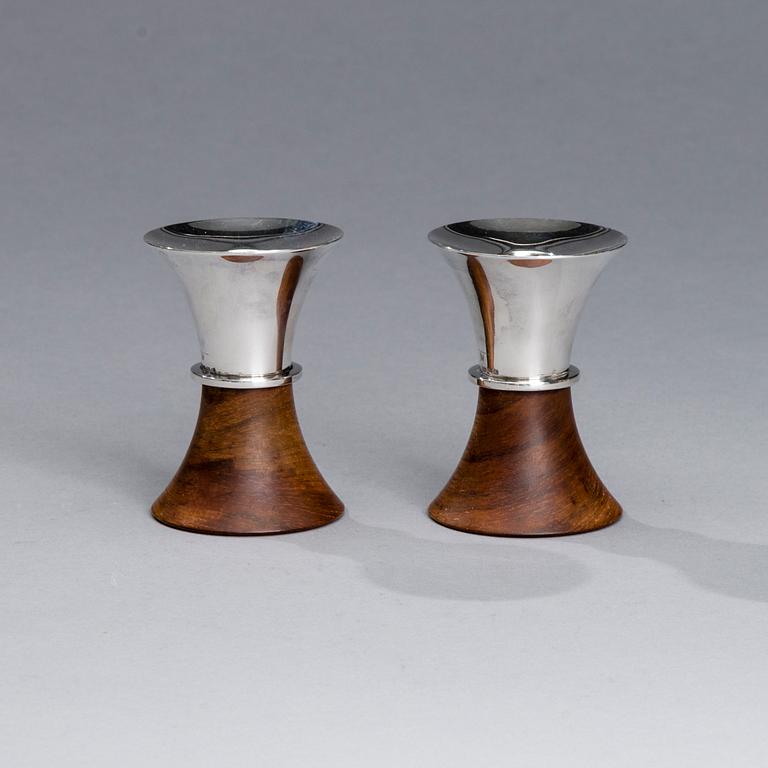 LJUSSTAKAR, 2 st, silver och trä, Tapio Wirkkala, signerad TW, Kultakeskus, Tavasthus, 1961.